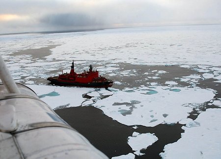 Ледокол «Ямал» закончил проводку военных кораблей Северного флота 