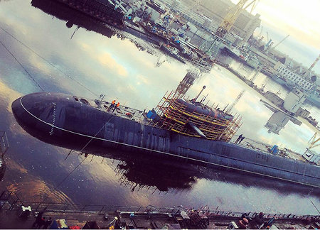 Российский носитель секретных подводных аппаратов спущен на воду (фото)