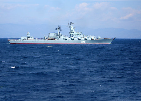 Американский эсминец ведет наблюдение за крейсером «Москва»