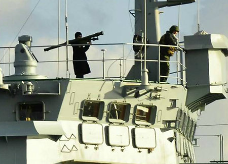 Моряк с российского корабля во время прохода через Босфор показал туркам ПЗРК