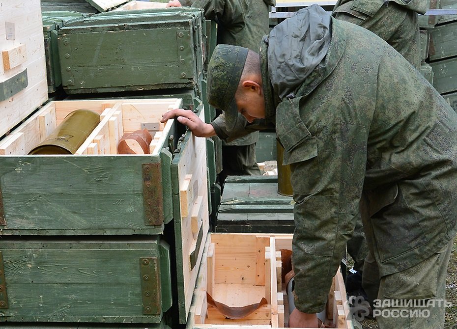 Воровство военных. Боеприпасы в ящиках. Военный склад. Склад боеприпасов. Погрузка боеприпасов.