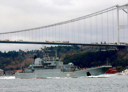 Десантный корабль «Ямал» прошел через Босфор с «Печенегом» на борту