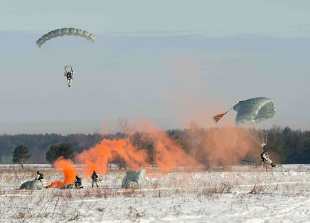 Более 2000 десантников спрыгнут с парашютами в Крещенские морозы