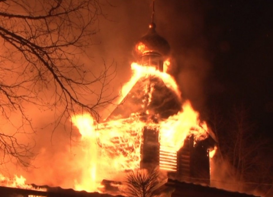 На Ленинградке в воинской части горит храм