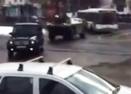 По улице в Москве проехал таинственный броневик (видео)