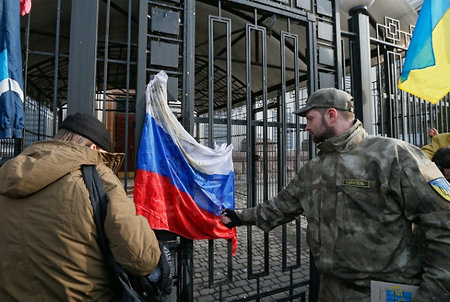 Москва выставит Киеву счет за нападение на посольство
