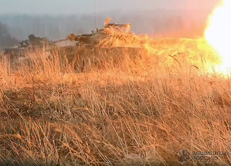 В Подмосковье два танковых батальона устроили бой (видео)