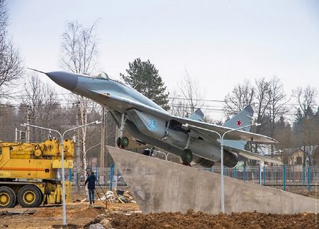 Фронтовой истребитель МиГ-29 устанавливают в Подмосковье