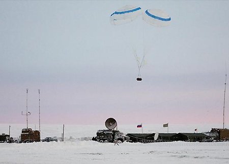 Военные подобрали подходящую льдину для высадки в Арктике 