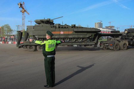 В Москву перебросят 300 единиц бронетехники (фото)