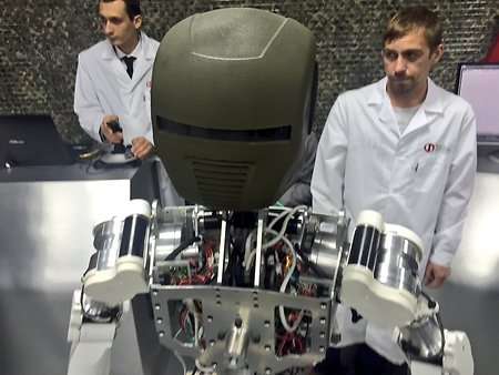 Боевые роботы «Аватар» и «Рысь» появились на фото и видео