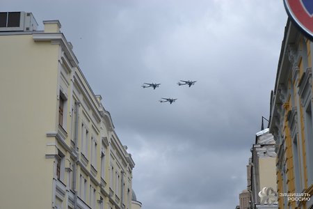 Над Москвой пронеслись боевые самолеты и вертолеты (фото)