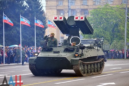 Более 100 боевых машин вышли на парады в Донецке и Луганске