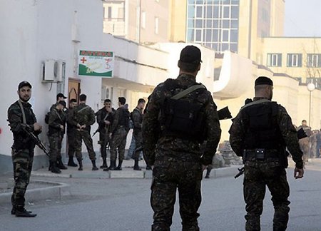 Шестеро полицейских ранило при взрыве на КПП в Чечне