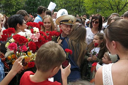 Сотни калининградцев поздравили ветерана войны с Днем Победы