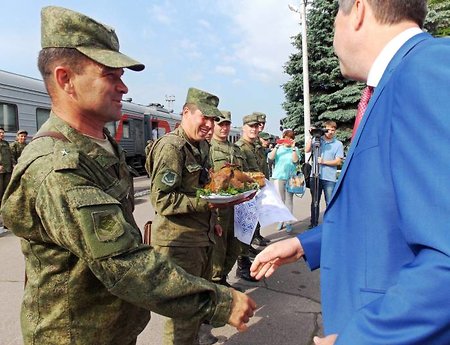 На границу с Белоруссией и Украиной перебросили уральских военных