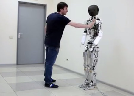 Новый российский робот-аватар оказался «неваляшкой» (видео)