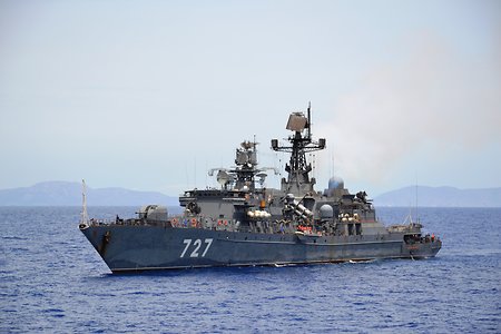 Эсминец США опасно сблизился с российским фрегатом «Ярослав Мудрый» (видео)