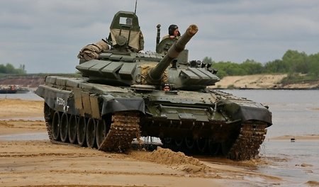Танки Т-72Б3 проверили в «бою» под Оренбургом