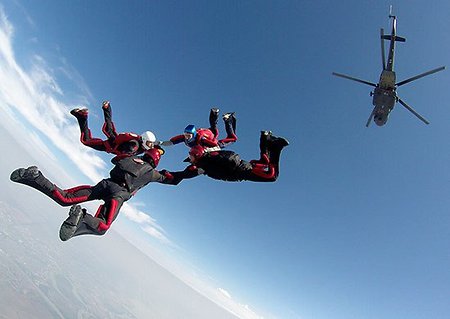 В Подмосковье начались соревнования военных парашютистов со всего мира