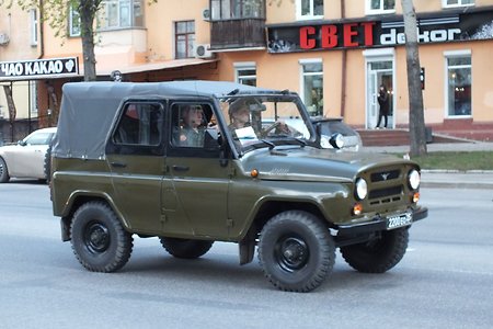 На АрМИ военные на скорость разберут и соберут машину УАЗ