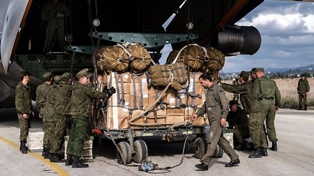 Российские военные доставили в Алеппо муку для лепешек
