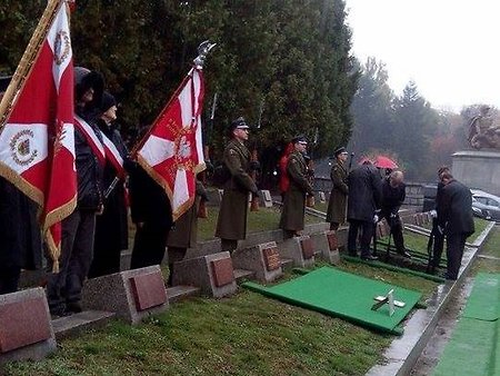 В Варшаве с почестями похоронили восьмерых советских солдат