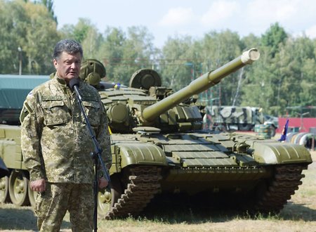 Порошенко насчитал в Донбассе до 700 российских танков