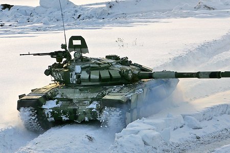 Под Москвой танкисты разгромили бронетехнику «врага»