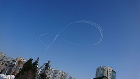 Над Новосибирском военный самолет «нарисовал» огромную «восьмерку» (видео)