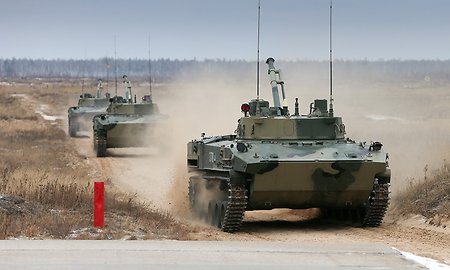 Силы ВДВ пересекли Оку на 40 новейших боевых машинах десанта