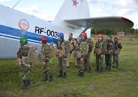 Суворовцы и кадеты ВДВ совершат прыжки с парашютом