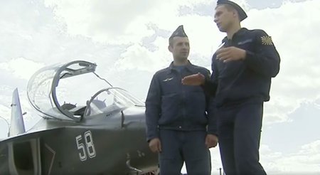 Пилотов наградят за мастерскую посадку Як-130 без переднего шасси
