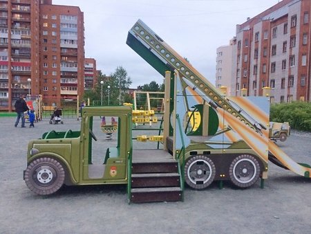 Детскую площадку с «катюшей», танками и военными джипами открыли в Карелии (фото)
