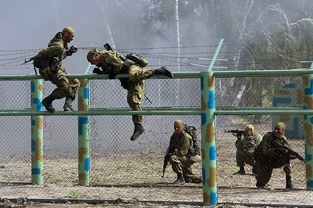 Российские военные «играючи» преодолели «забор НАТО»