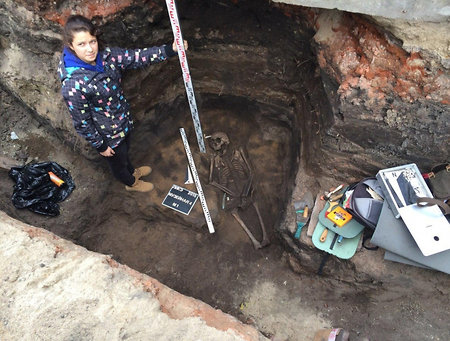 Древнего воина с кинжалом в руке нашли в теплотрассе в Омске