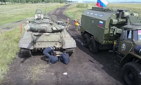 Российские военные быстрее всех подняли домкратом 46-тонный танк