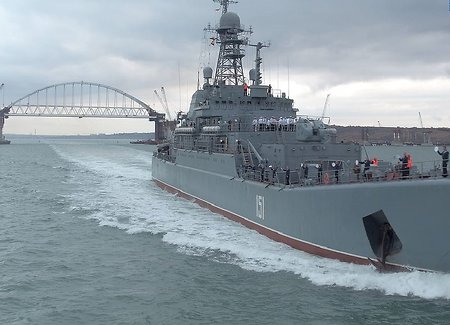 Под Крымским мостом прошёл первый боевой корабль (фото)
