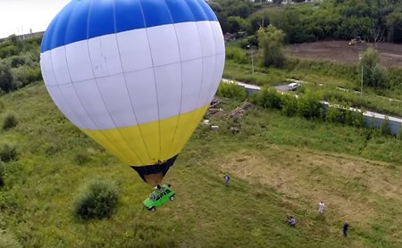 Новосибирец запустил машину «Ока» на воздушном шаре (видео)