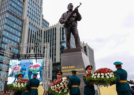 Памятник Калашникову не станут изменять из-за схемы немецкой винтовки