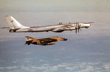 «Медведи» в «бочках»: как развлекались лётчики США и СССР