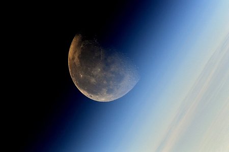 Нужен «транспортный коридор» между Землёй и Луной