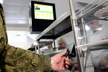 «Пальцевая» система питания военных в ЦВО сэкономила 173 млн рублей