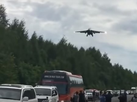 Боевые самолёты сели на трассу под Хабаровском (видео)