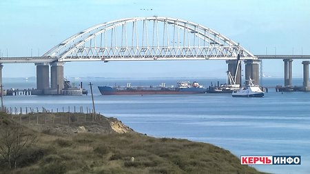 Керченский пролив перекрыли танкером