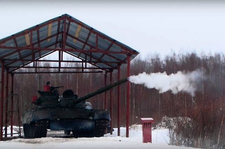 «Летающий танк» отстрелялся бревном (видео)