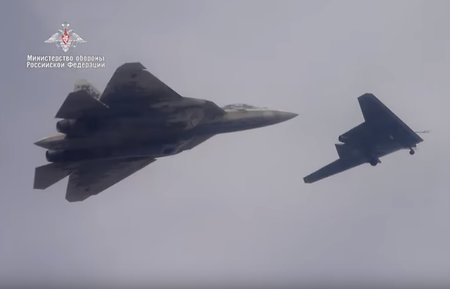 Беспилотник «Охотник» полетал вместе с Су-57 (видео)