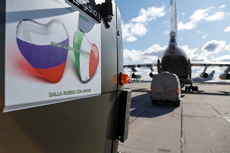 «Из России с любовью»: Наши военные медики летят спасать Италию