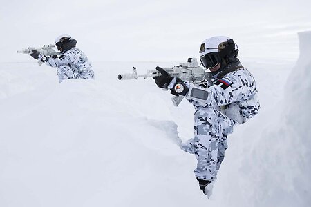 Наши десантники совершили небывалый прыжок в Арктике (фото)