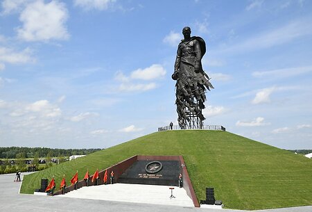 Подо Ржевом открыли мемориал советским воинам